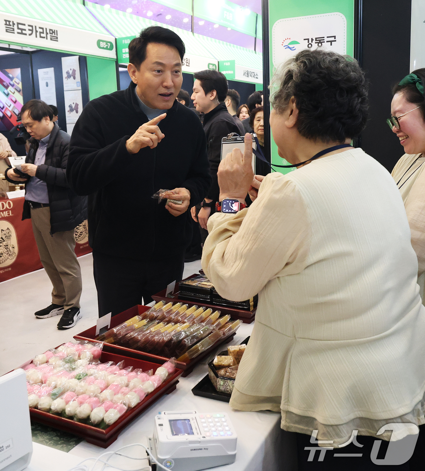 (서울=뉴스1) 오대일 기자 = 오세훈 서울시장이 26일 오후 서울 중구 동대문디자인플라자(DDP)에서 열린 '2026 소상공인 힘보탬 박람회'에서 전시 부스를 둘러보며 소상공인과 …
