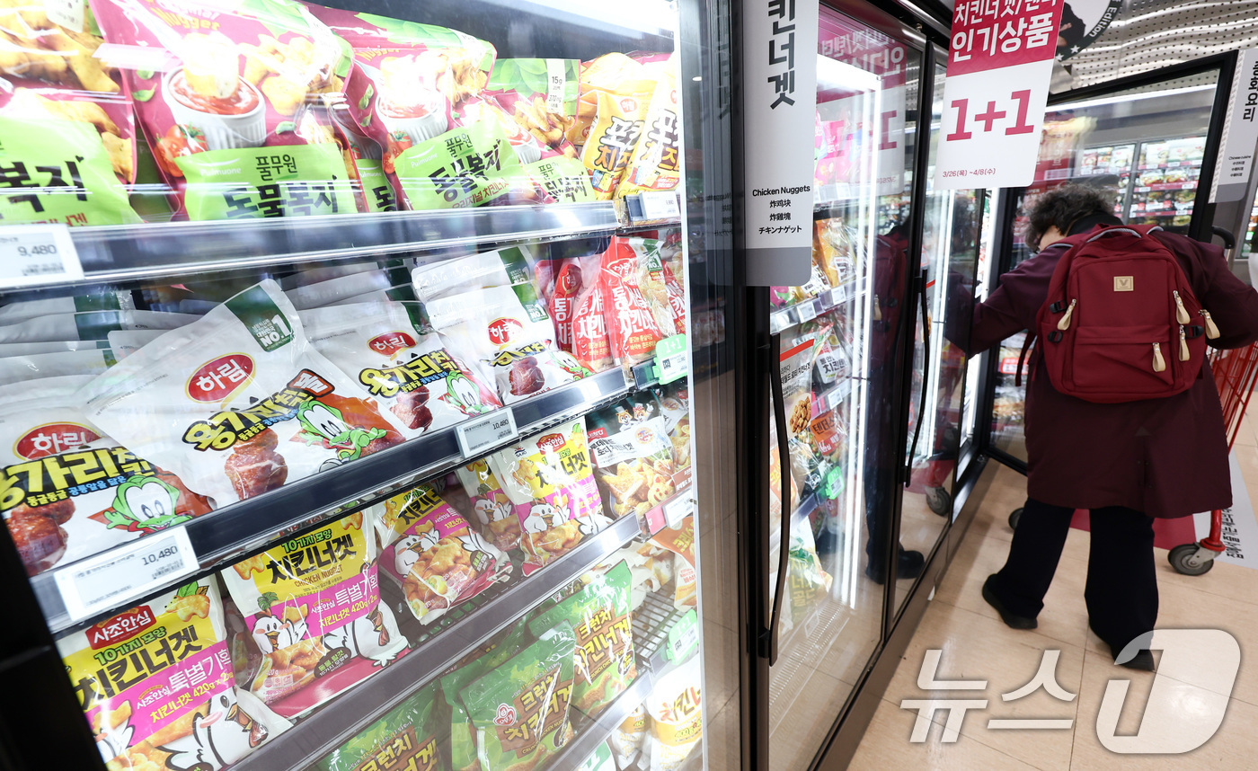 (서울=뉴스1) 최지환 기자 = 정부는 26일 '중동전쟁에 따른 비상경제 대응방안' 관계부처 합동 브리핑에서 기존 돼지고기, 계란 등 물가 특별 관리 품목을 공산품 및 가공식품 전 …