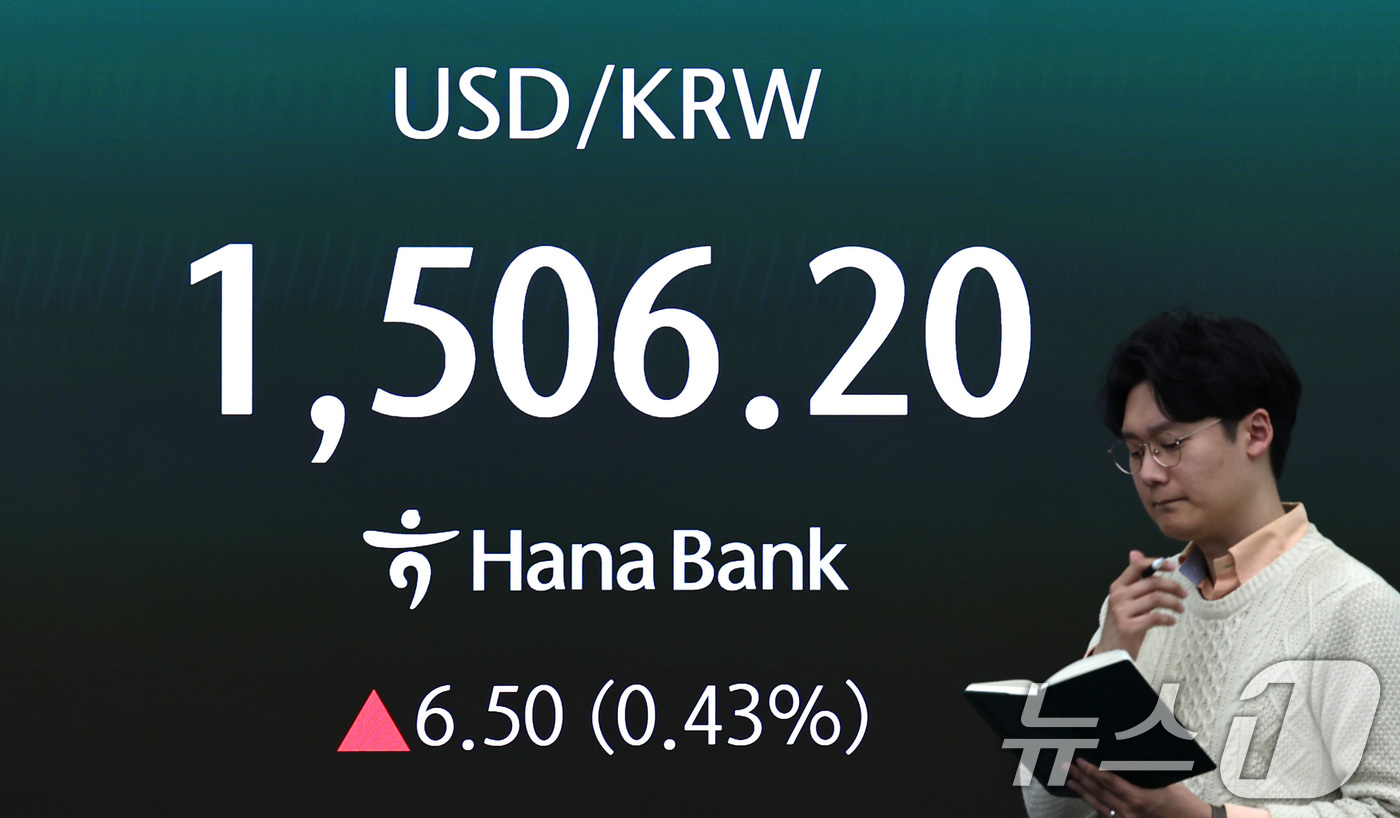 (서울=뉴스1) 구윤성 기자 = 26일 오후 서울 중구 하나은행 딜링룸 전광판에 원달러환율이 전 거래일 대비 6.5원 오른 1,506.2원을 나타내고 있다.  2026.3.26/뉴 …
