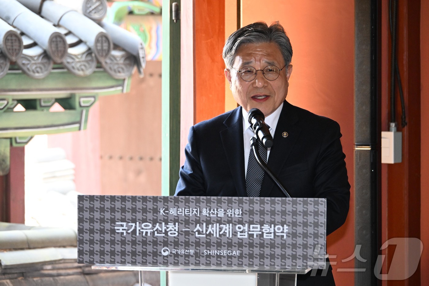 (서울=뉴스1) = 허민 국가유산청장이 26일 오후 서울 종로구 창덕궁에서 ‘K-헤리티지’ 가치 확산을 위해 개최된 신세계와의 업무협약식에 참석해 인사말을 하고 있다. (국가유산청 …