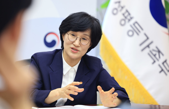 성평등부 장관 "생리대, 공중화장실 휴지·손세정제처럼 확산 필요"
