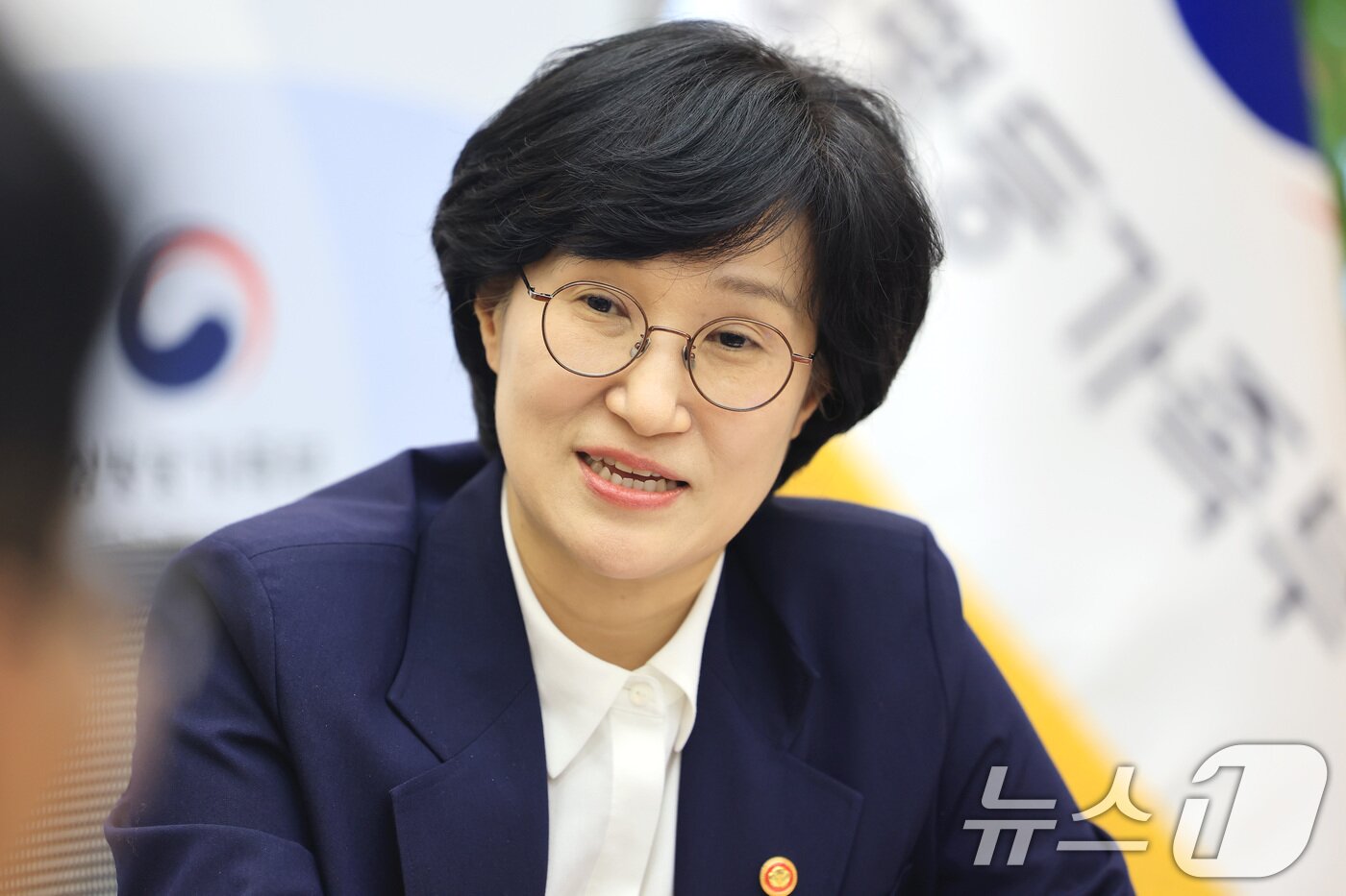 본문 이미지 - 원민경 성평등가족부 장관이 26일 서울 종로구 정부서울청사에서 뉴스1과 인터뷰를 하고 있다. ⓒ 뉴스1 임세영 기자
