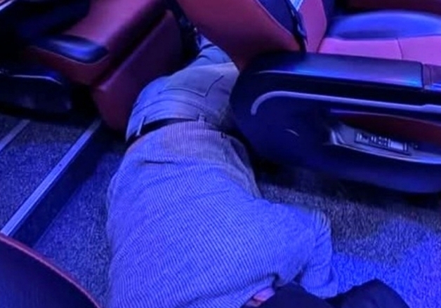 버스 바닥에 드러누워 잠든 민폐남…의자 앉히자 앞좌석에 발 '척'