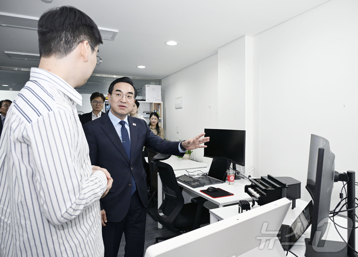 (서울=뉴스1) = 박홍근 기획예산처 장관이 26일 오후 대전 유성구 대전 스타트업 파크에 위치한 소리을 방문해 AI 미디어 관련 관계자의 설명을 듣고 있다. (기획예산처 제공. …