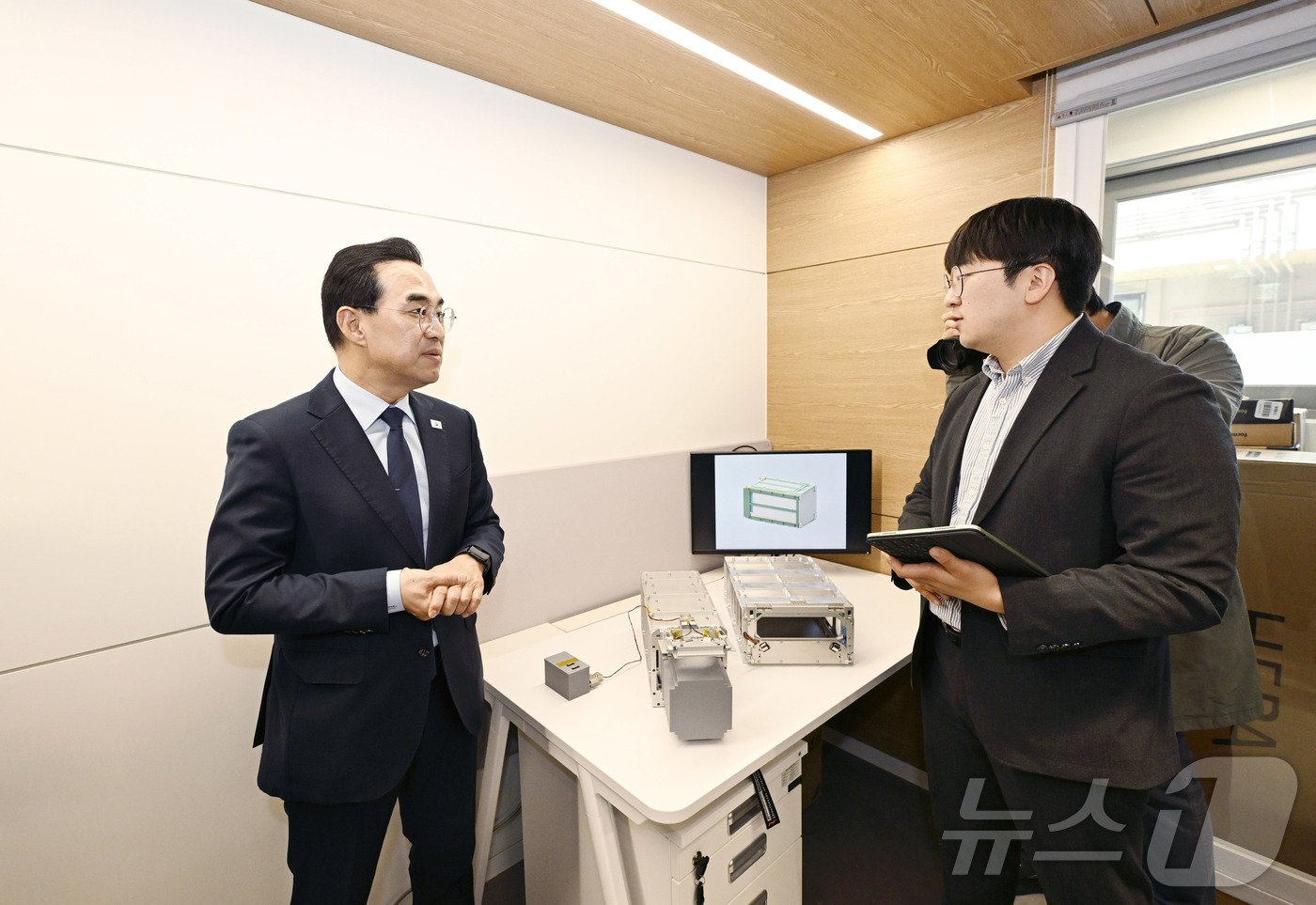 (서울=뉴스1) = 박홍근 기획예산처 장관이 26일 오후 대전 유성구 대전 스타트업 파크에 위치한 달로에어로스페이스을 방문해 관계자의 설명을 듣고 있다. (기획예산처 제공. 재판매 …