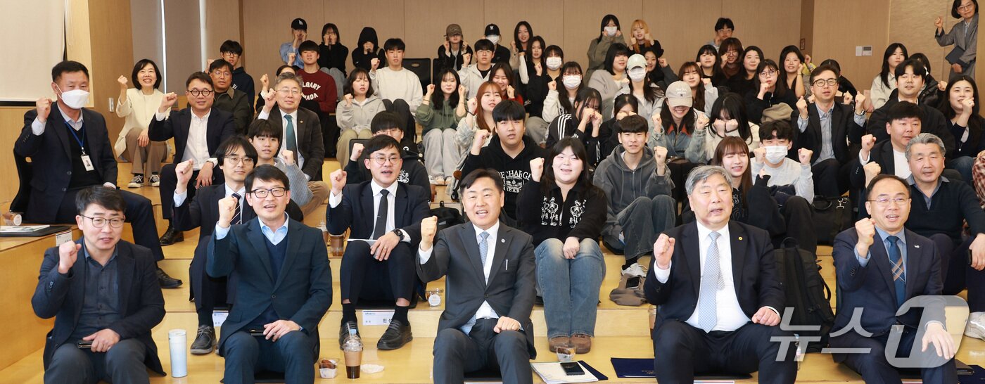 본문 이미지 - 26일 전북 익산시 원광대학교에서 '동물헬스케어 전문인력 양성을 위한 현장간담회'가 열린 가운데 김관영 전북지사(앞줄 가운데) 등이 학생들과 파이팅을 외치며 기념 촬영을 하고 있다.(전북도 제공. 재판매 및 DB금지)/뉴스1 