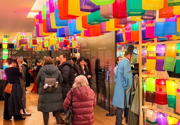 독일 베를린 매료시킨 한국의 빛 '진주실크등' 전시회