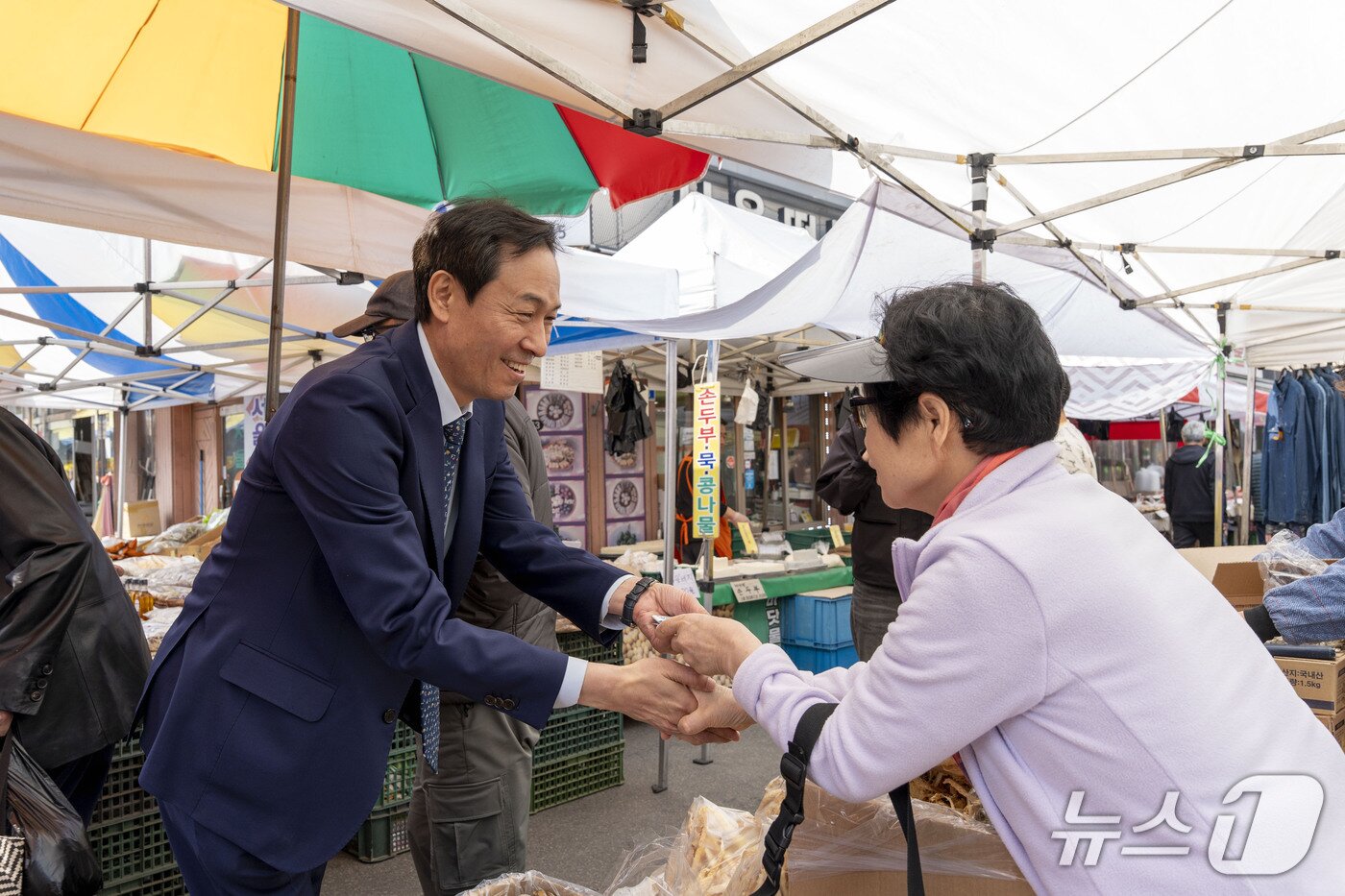 본문 이미지 - 우상호 더불어민주당 강원특별자치도지사 예비후보가 26일 횡성 'KCL e-모빌리티캠퍼스'와 횡성오일장을 차례로 방문해 현장의 목소리를 청취했다.(우상호 측 제공. 재판매 및 DB금지)/뉴스1