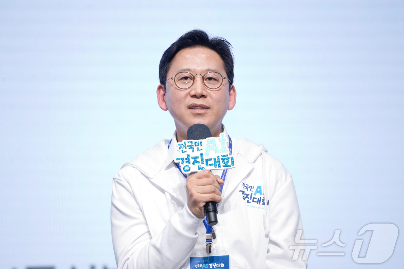 (서울=뉴스1) = 배경훈 부총리 겸 과학기술정보통신부 장관이 26일 오후 서울 서초구 엘타워에서 열린 전국민 AI 경진대회 개막식에서 토크 콘서트를 하고 있다. (과학기술정보통신 …