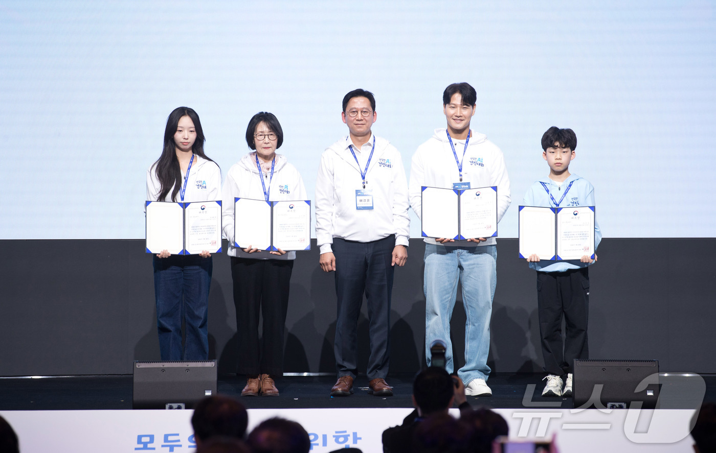 (서울=뉴스1) = 배경훈 부총리 겸 과학기술정보통신부 장관이 26일 오후 서울 서초구 엘타워에서 열린 전국민 AI 경진대회 개막식에서 김종국 국민홍보대사 및 서포터즈들과 기념촬영 …