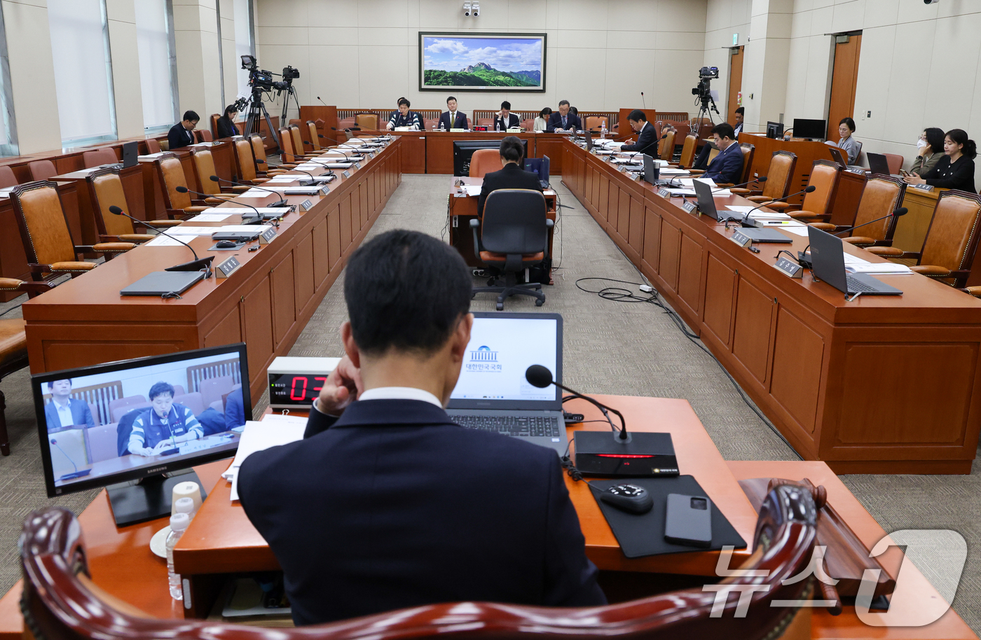 (서울=뉴스1) 안은나 기자 = 제정남 한국노총 정책2본부국장이 26일 서울 여의도 국회 기후에너지환경노동위원회에서 열린 노동교육 활성화 관련 법률안에 대한 입법공청회에 출석해 진 …