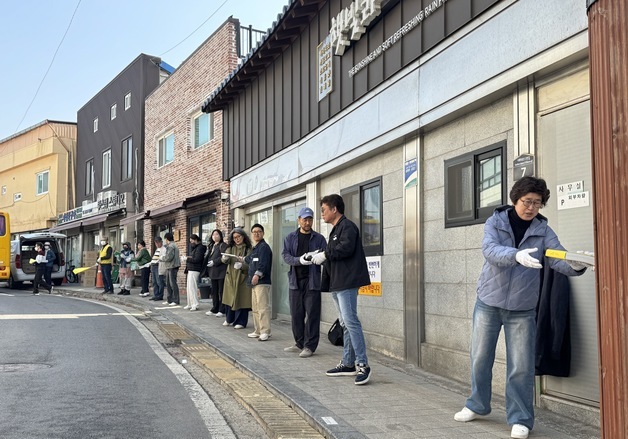 "영차 영차, 책방 이전작전"…인천 배다리서 시민 150명 '인간띠 이사'