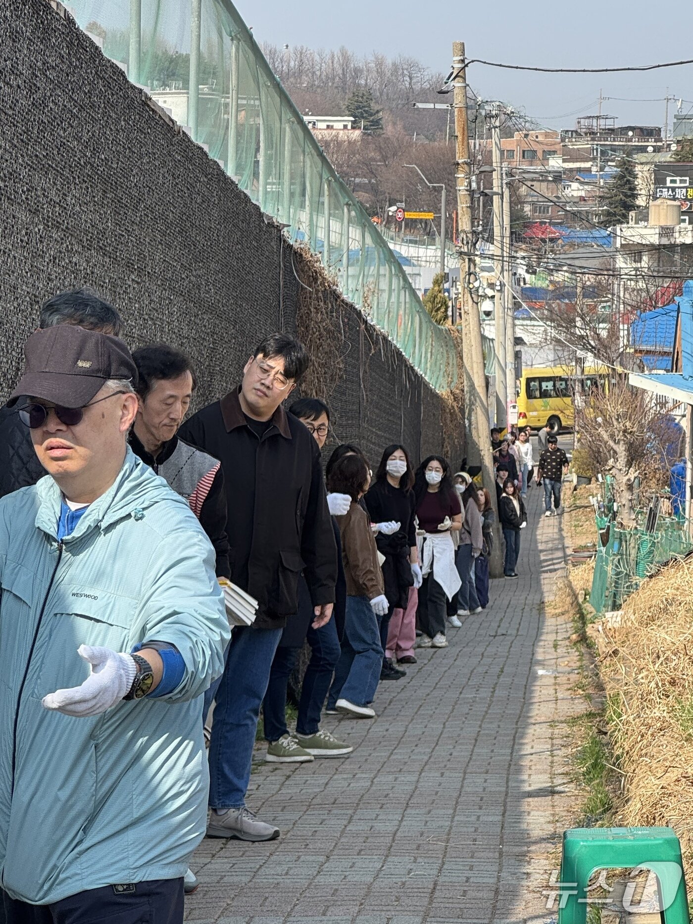 본문 이미지 - 독립서점 '나비날다 책방'의 이사를 돕기 프로젝트 '책나르샤'에 참여한 시민들.2026.3.26/뉴스1
