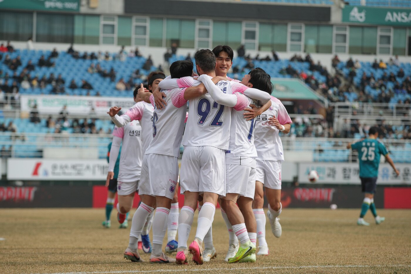 본문 이미지 - 신생팀 돌풍을 일으키고 있는 파주FC (한국프로축구연맹 제공)
