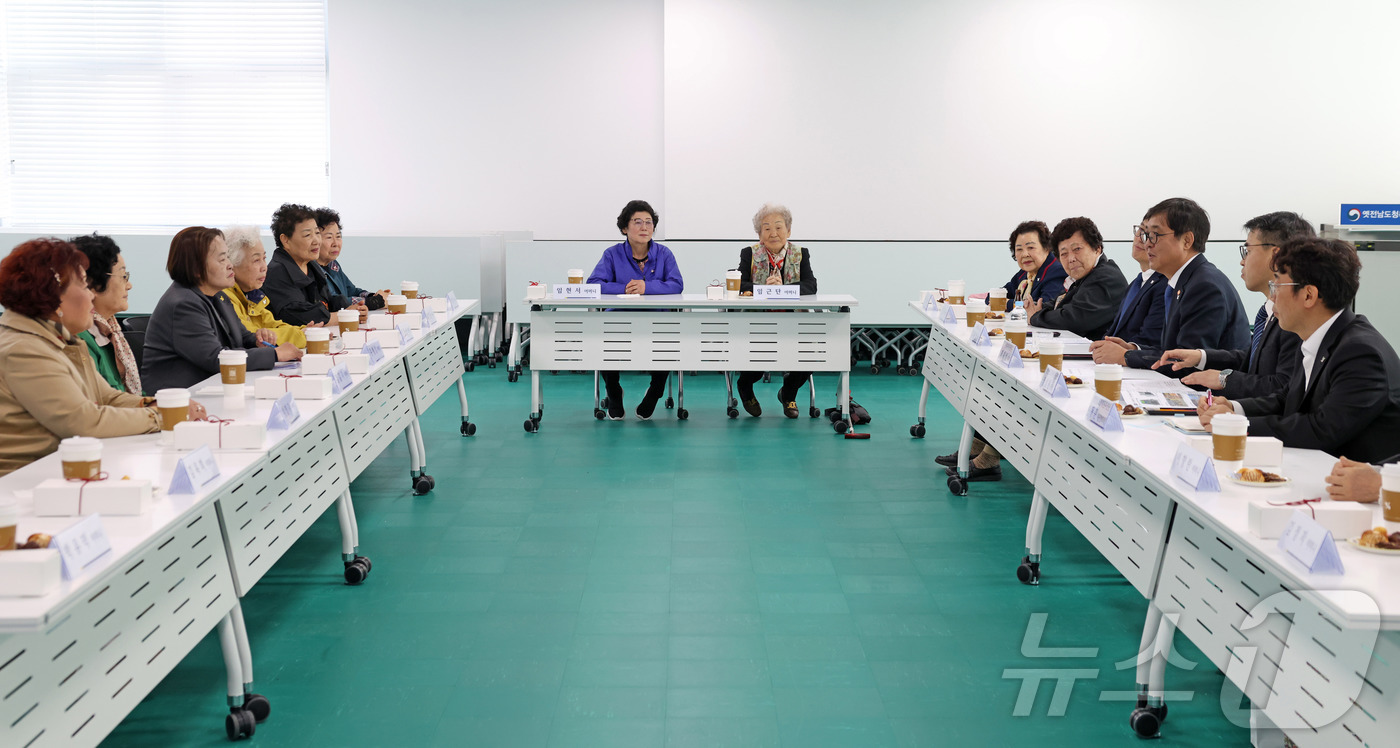 (서울=뉴스1) = 최휘영 문화체육관광부 장관이 26일 광주 동구 옛 전남도청 별관 세미나실에서 옛 전남도청 복원지킴이 어머니들을 만나 간담회를 하고 있다. (문화체육관광부 제공. …