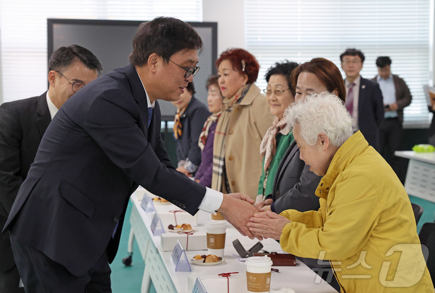 (서울=뉴스1) = 최휘영 문화체육관광부 장관이 26일 광주 동구 옛 전남도청 별관 세미나실에서 옛 전남도청 복원지킴이 어머니들을 만나 인사를 나누고 있다. (문화체육관광부 제공. …