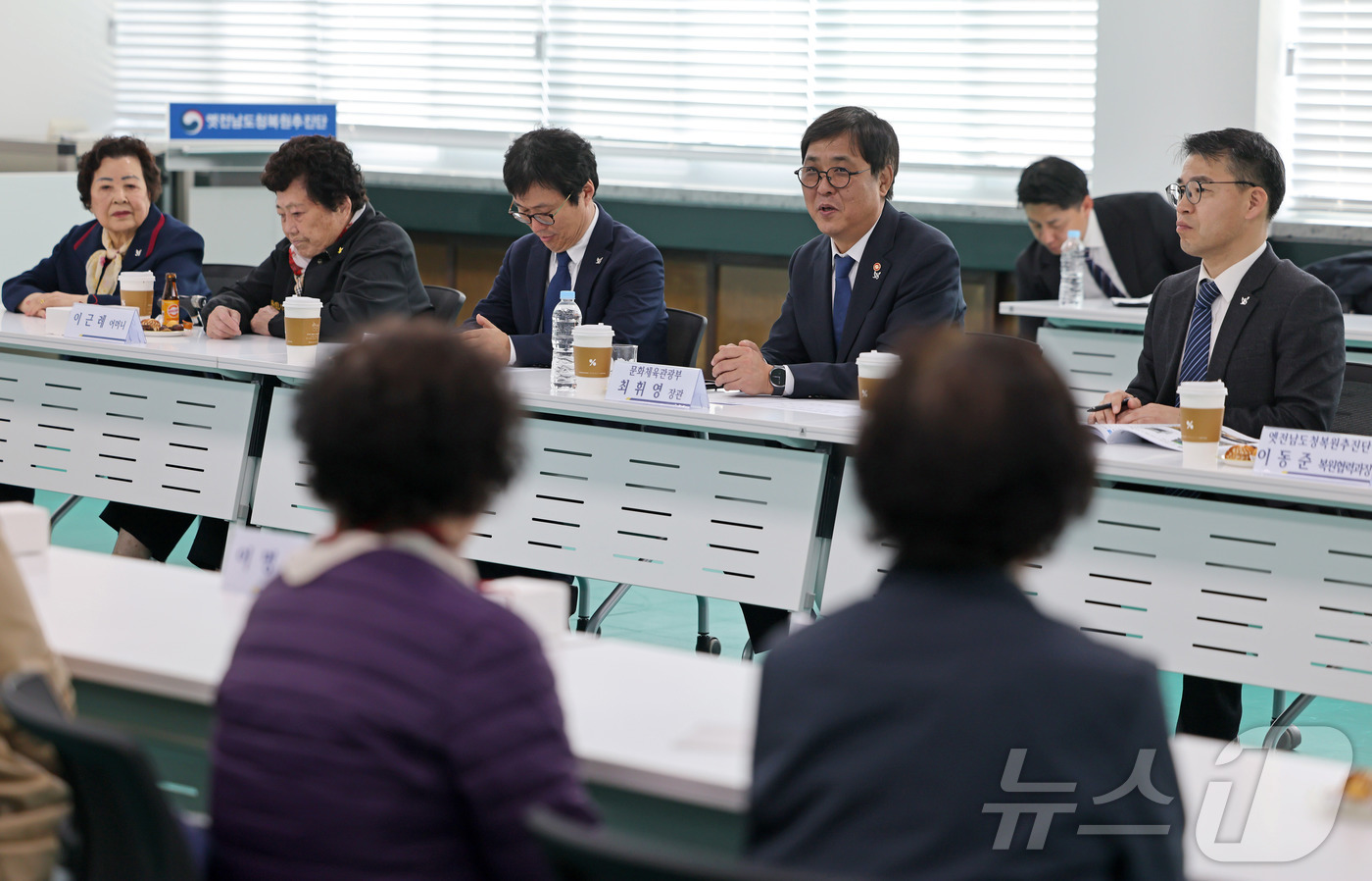 (서울=뉴스1) = 최휘영 문화체육관광부 장관이 26일 광주 동구 옛 전남도청 별관 세미나실에서 옛 전남도청 복원지킴이 어머니들을 만나 간담회를 하고 있다. (문화체육관광부 제공. …