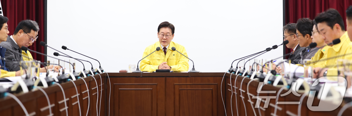 (서산=뉴스1) 허경 기자 = 이재명 대통령이 26일 충남 서산 석유공사 비축기지에서 열린 현장간담회에서 발언하고 있다. 2026.3.26/뉴스1