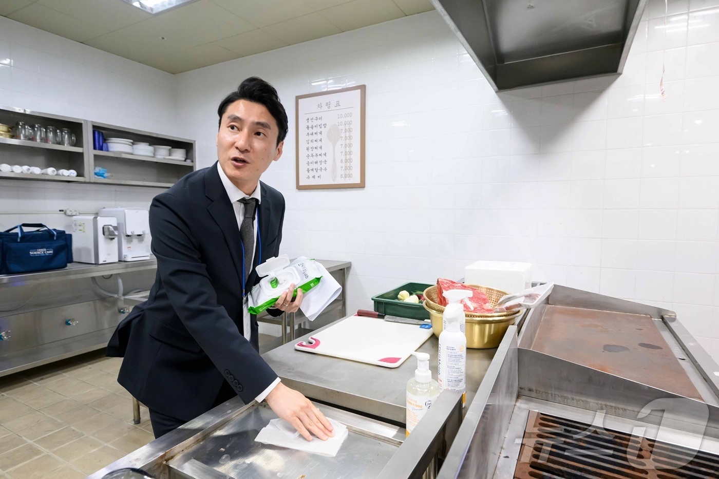 (서울=뉴스1) = 26일 서울 강동구 세스코 본사 내 시뮬레이션 센터 한식당 섹션에서 공간 맞춤형 방역 전략을 소개하는 시간이 마련됐다. 이날 세스코는 조리와 취식이 이뤄지는 다 …