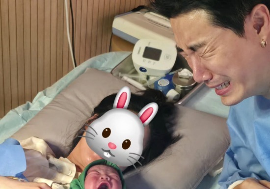 산이, 결혼 4년만에 아빠됐다…아기 바라보며 눈물 펑펑 [N샷]