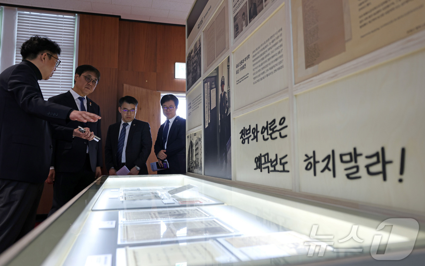 (서울=뉴스1) = 최휘영 문화체육관광부 장관이 26일 광주 동구 옛 전남도청 복원 현장을 살펴보고 있다. (문화체육관광부 제공. 재판매 및 DB 금지) 2026.3.26/뉴스1