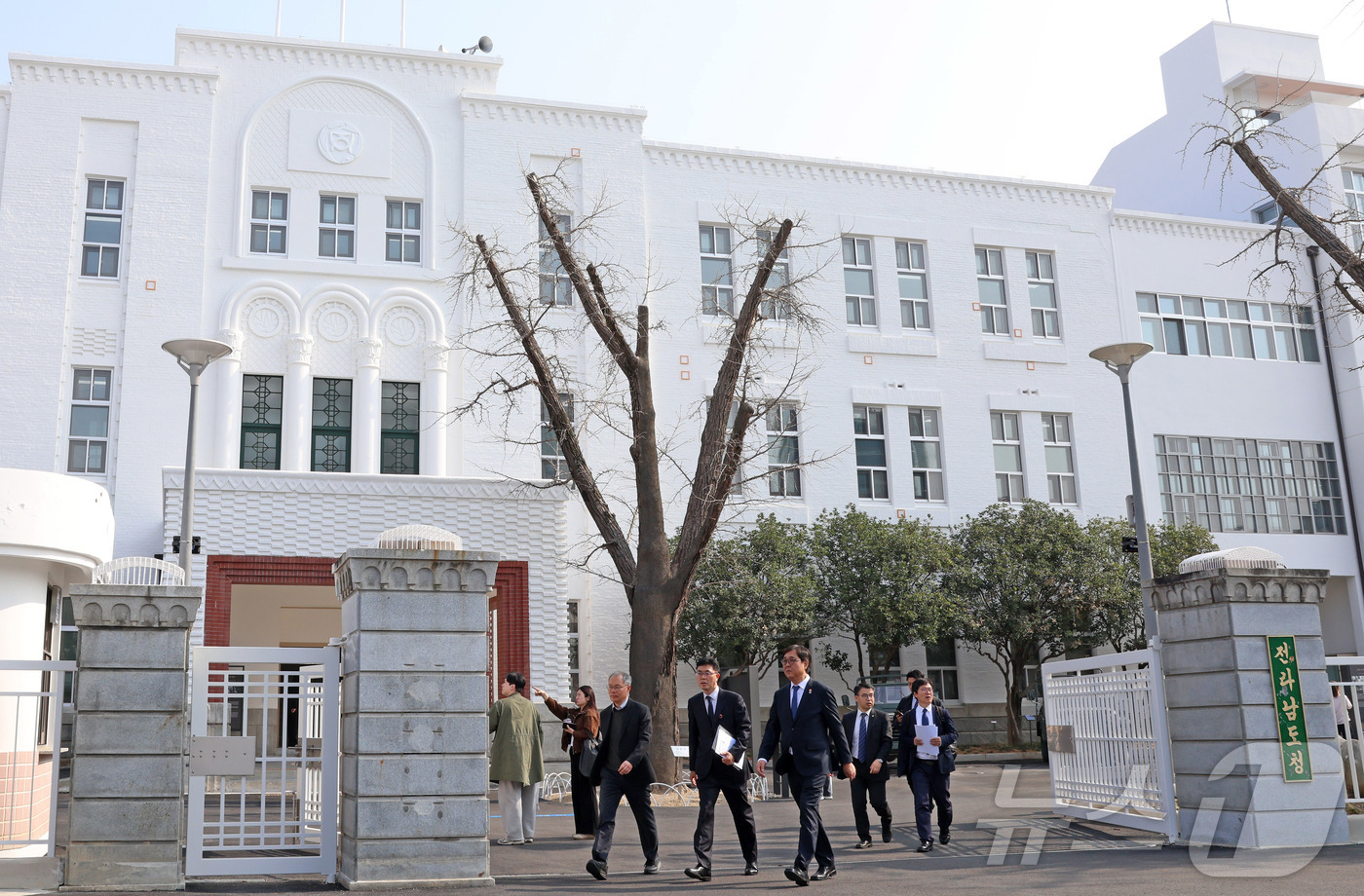 (서울=뉴스1) = 최휘영 문화체육관광부 장관이 26일 광주 동구 옛 전남도청 복원 현장을 살펴보고 있다. (문화체육관광부 제공. 재판매 및 DB 금지)  2026.3.26/뉴스1 …