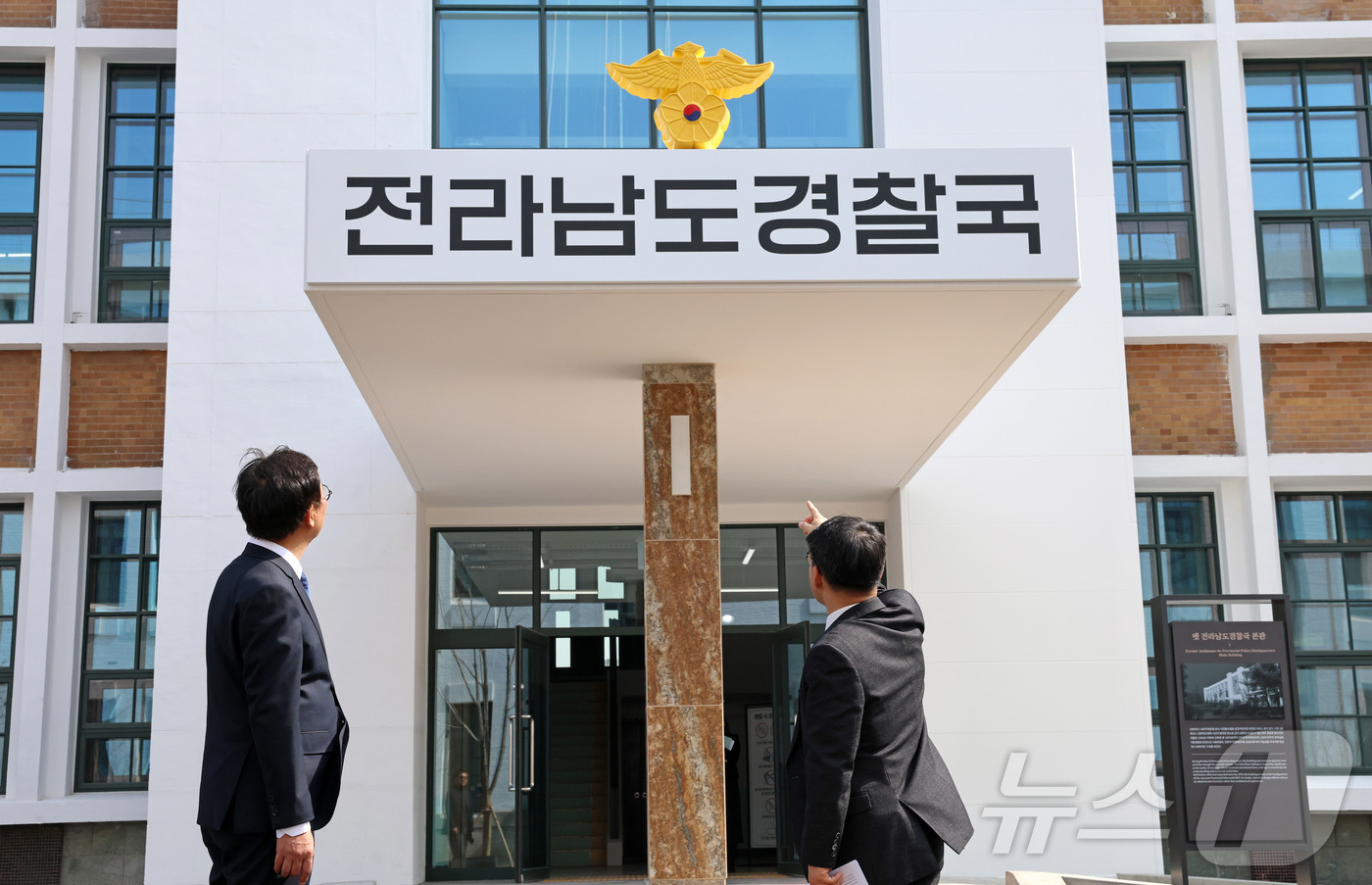 (서울=뉴스1) = 최휘영 문화체육관광부 장관이 26일 광주 동구 옛 전남도청 복원 현장을 살펴보고 있다. (문화체육관광부 제공. 재판매 및 DB 금지) 2026.3.26/뉴스1