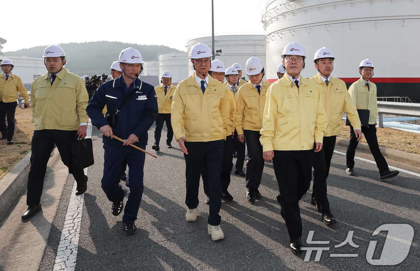 (서산=뉴스1) 허경 기자 = 이재명 대통령이 26일 충남 서산 석유공사 비축기지에서 현장점검을 하고 있다.  2026.3.26/뉴스1