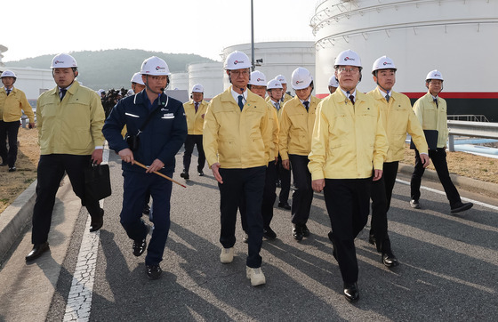 석유 비축기지 살펴보는 이재명 대통령