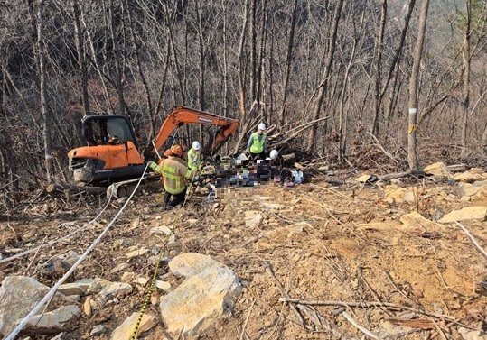 정선 송전철탑 건설현장서 굴착기 전도…50대 기사 병원 이송