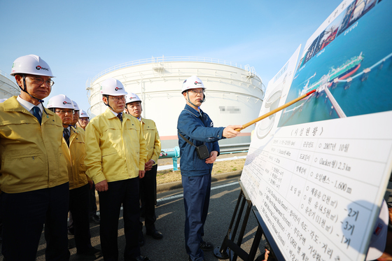이재명 대통령 '석유 비축기지 현장점검'