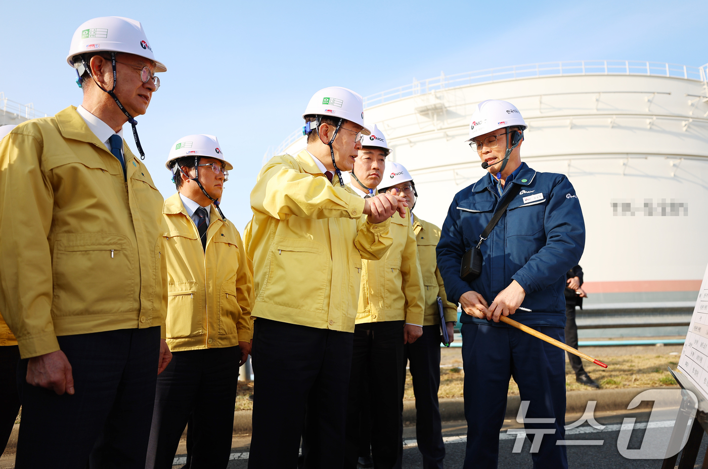 (서산=뉴스1) 허경 기자 = 이재명 대통령이 26일 충남 서산 석유공사 비축기지에서 현장점검을 하고 있다.  2026.3.26/뉴스1