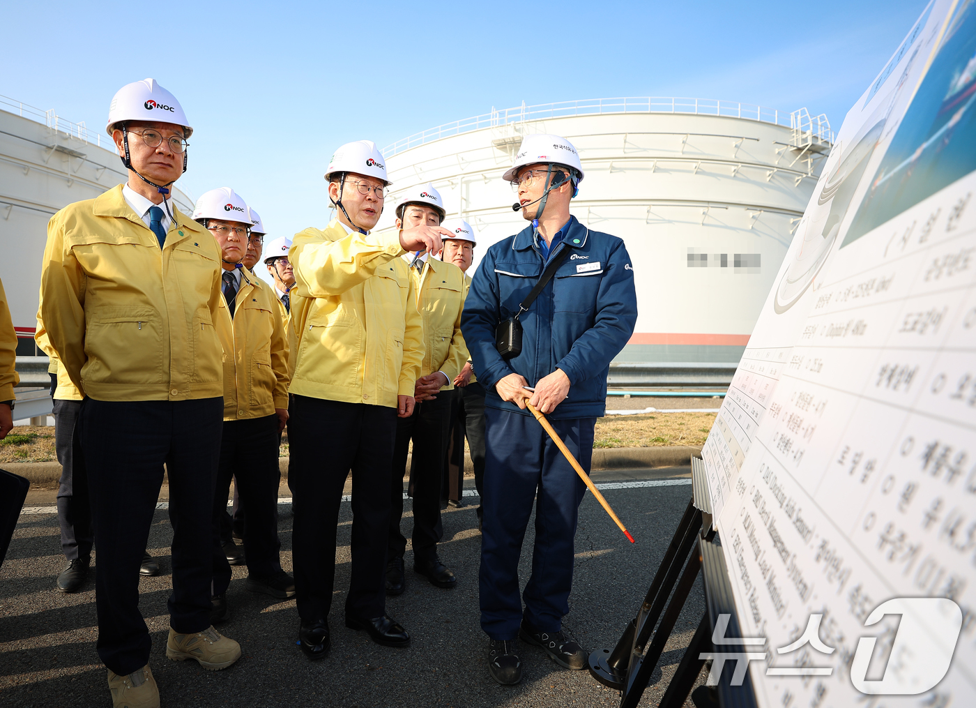 (서산=뉴스1) 허경 기자 = 이재명 대통령이 26일 충남 서산 석유공사 비축기지에서 현장점검을 하고 있다.  2026.3.26/뉴스1