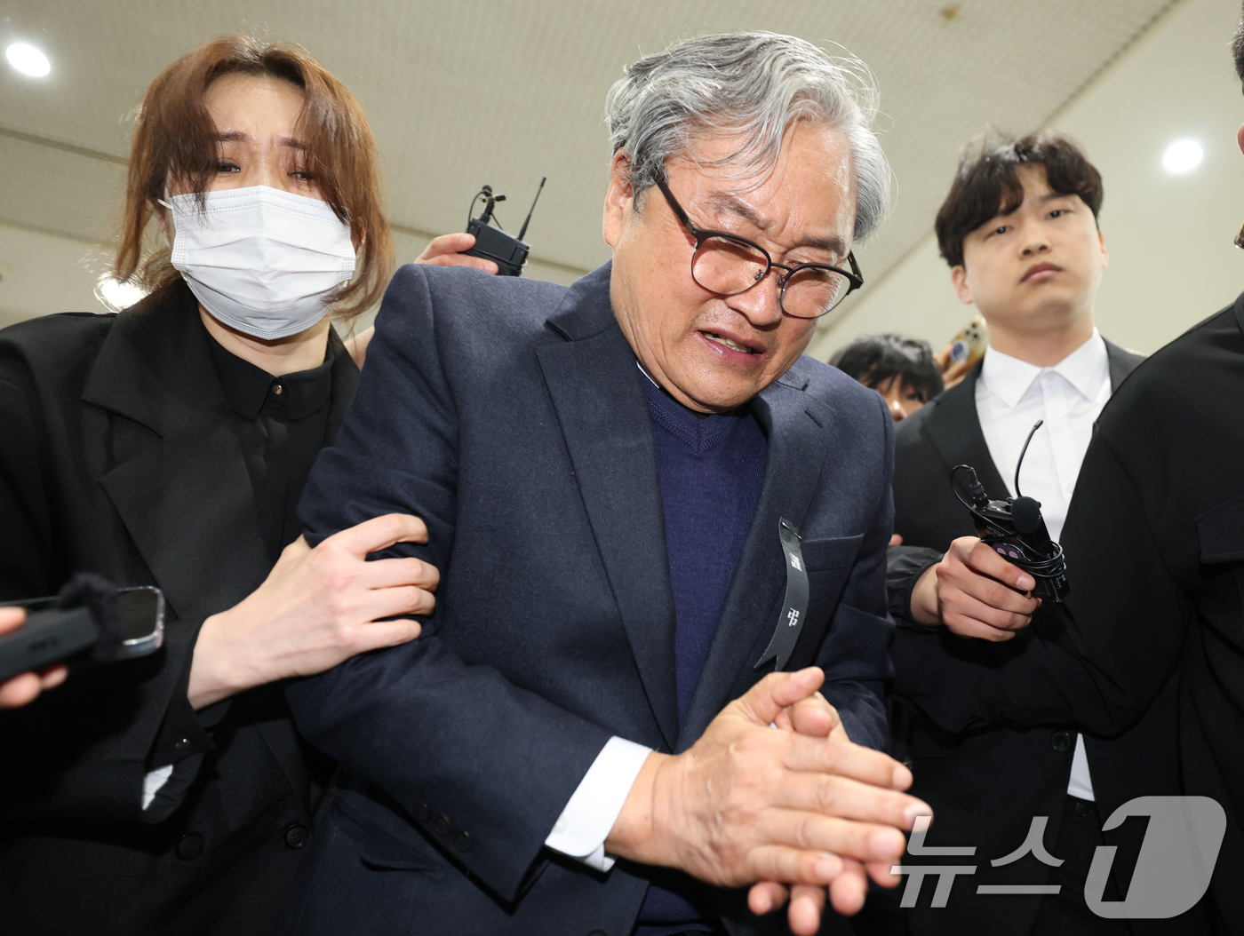 (대전=뉴스1) 김기태 기자 = 화재로 74명의 사상자가 발생한 안전공업 손주환 대표가 26일 대전시청에 마련된 희생자 합동분향소에서 유족들에게 사과하고 있다. 2026.3.26/ …