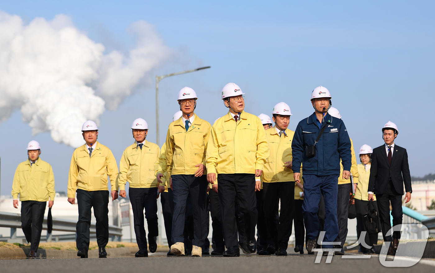 (서산=뉴스1) 허경 기자 = 이재명 대통령이 26일 충남 서산 석유공사 비축기지에서 현장점검을 하고 있다.  2026.3.26/뉴스1