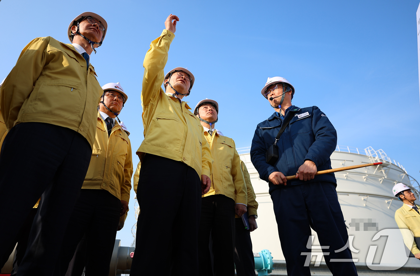 (서산=뉴스1) 허경 기자 = 이재명 대통령이 26일 충남 서산 석유공사 비축기지에서 현장점검을 하고 있다.  2026.3.26/뉴스1