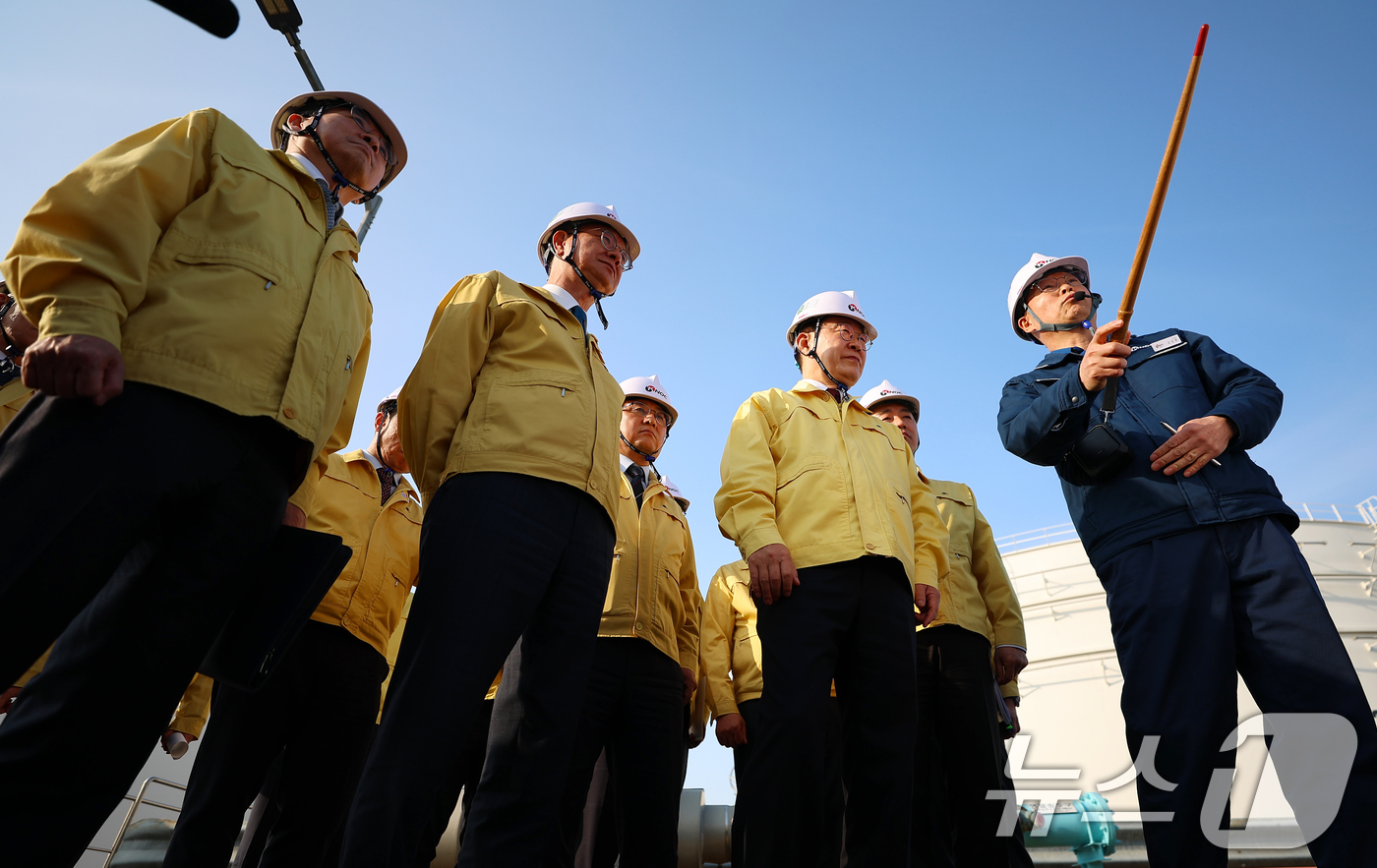 (서산=뉴스1) 허경 기자 = 이재명 대통령이 26일 충남 서산 석유공사 비축기지에서 현장점검을 하고 있다.  2026.3.26/뉴스1
