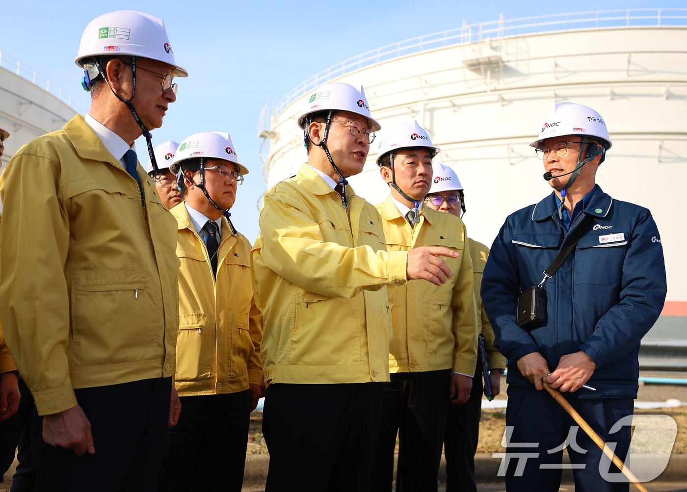 본문 이미지 - 이재명 대통령이 지난 3월 26일 충남 서산 석유공사 비축기지에서 현장점검을 하고 있다.ⓒ 뉴스1 허경 기자