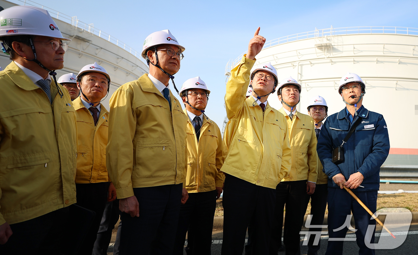 (서산=뉴스1) 허경 기자 = 이재명 대통령이 26일 충남 서산 석유공사 비축기지에서 현장점검을 하고 있다.  2026.3.26/뉴스1