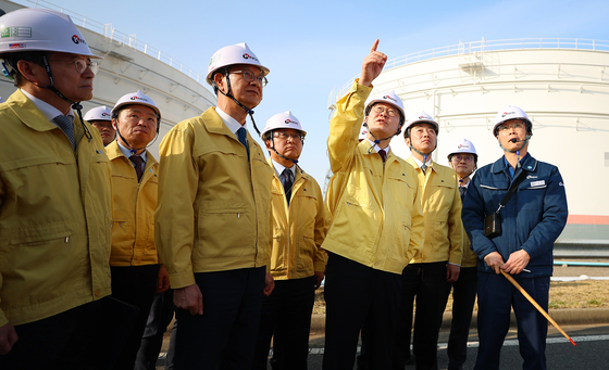 이재명 대통령 '석유 비축기지 현장점검'