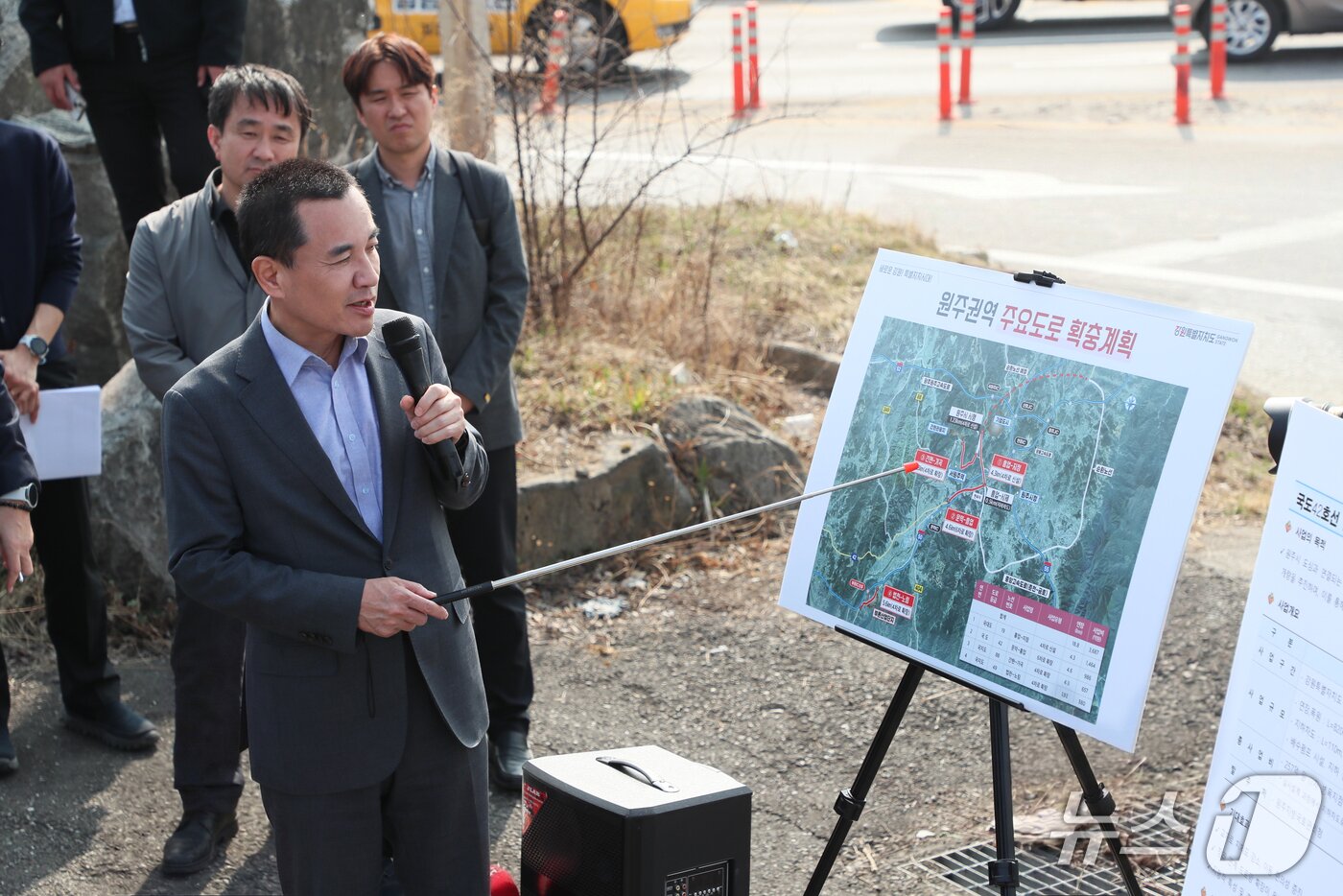 본문 이미지 - 김진태 강원도지사는 26일 원주시 흥업면 사제리 '국도19호선 흥업~지정 우회도로 예정지'를 찾아 현장 간담회를 가졌다.(강원도 제공. 재판매 및 DB금지)/뉴스1
