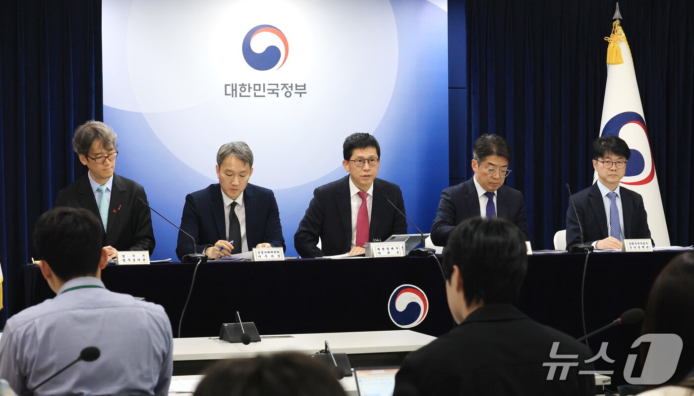 본문 이미지 - 강기룡 재정경제부 차관보(왼쪽 세번째)가 26일 서울 종로구 정부서울청사에서 민생물가 특별관리 관계장관TF 사전 합동브리핑을 하고 있다. 2026.3.26/뉴스1