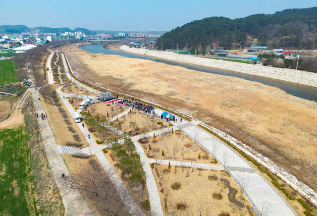 "강 따라 걷고 쉬고"…삼척 마읍천 수변공원 문 열었다