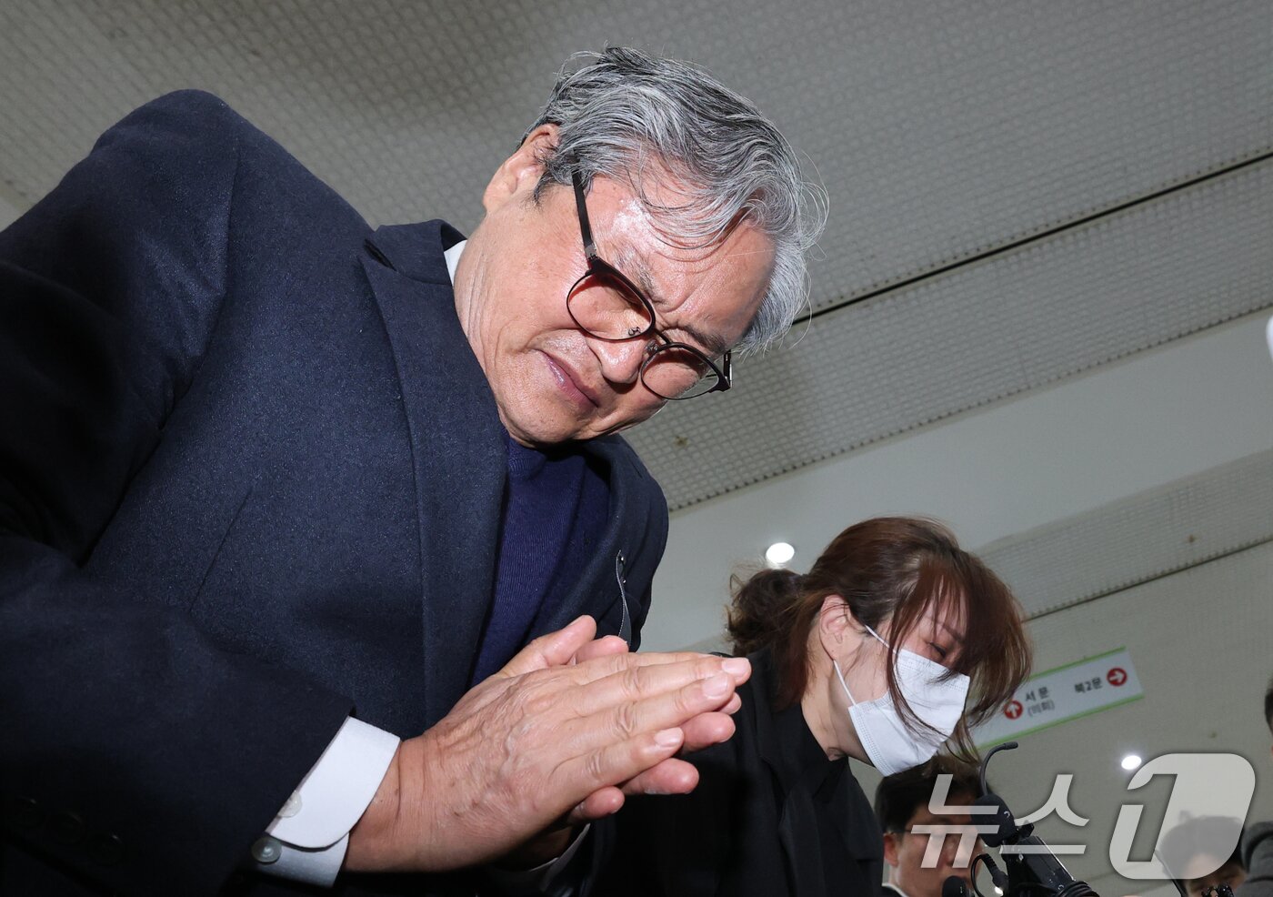 본문 이미지 - 화재로 74명의 사상자가 발생한 안전공업 손주환 대표가 지난달 26일 대전시청에 마련된 희생자 합동분향소에서 사과하고 있다. 2026.3.26 ⓒ 뉴스1 김기태 기자