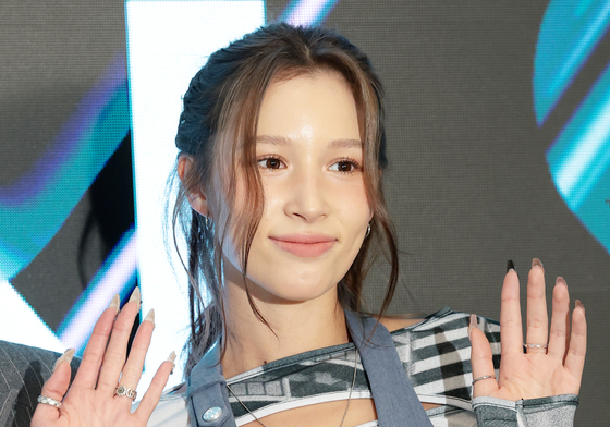 '휴닝카이 누나' 정리아, 패션코드 참석