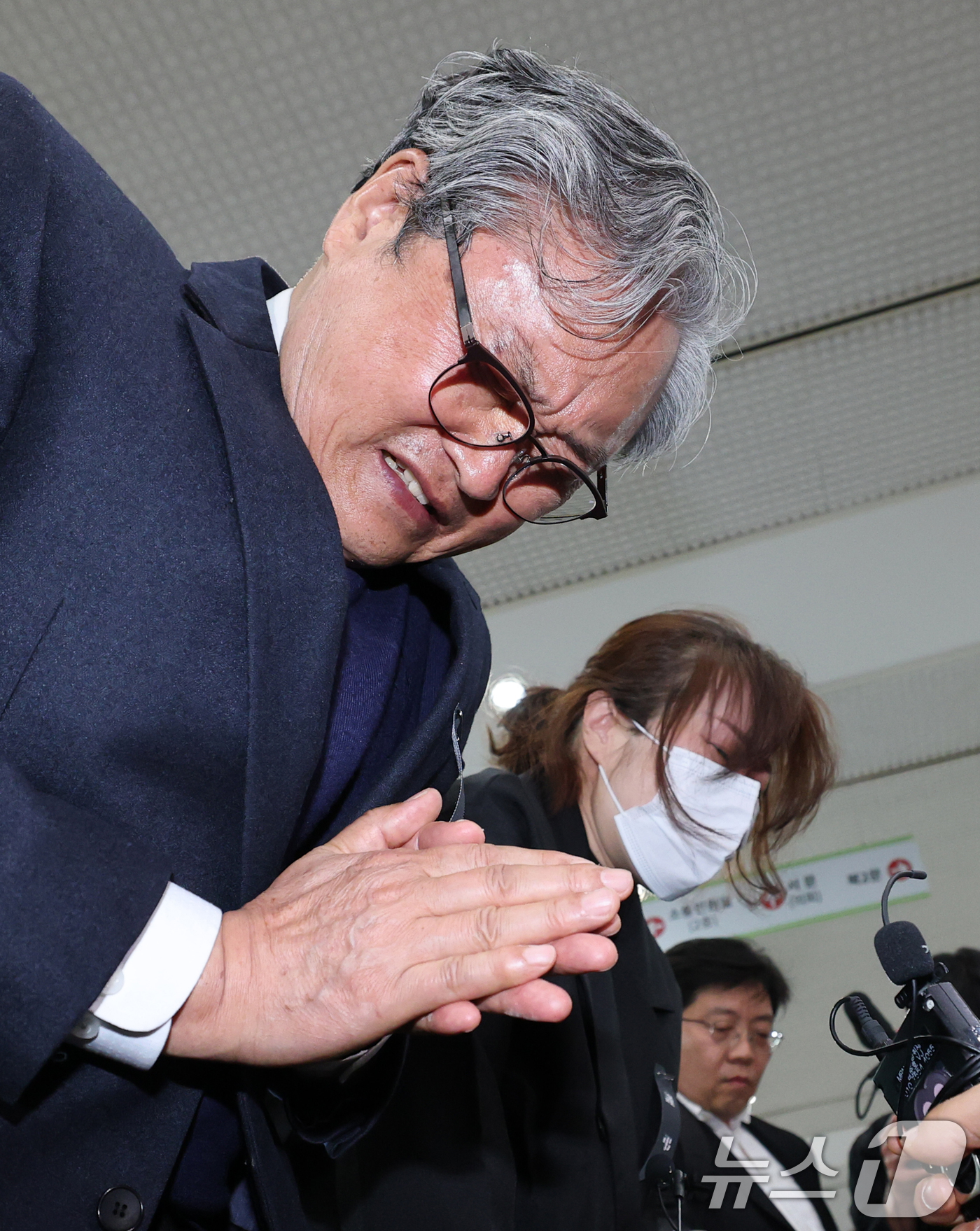 (대전=뉴스1) 김기태 기자 = 화재로 74명의 사상자가 발생한 안전공업 손주환 대표가 26일 대전시청에 마련된 희생자 합동분향소에서 사과하고 있다. 2026.3.26/뉴스1