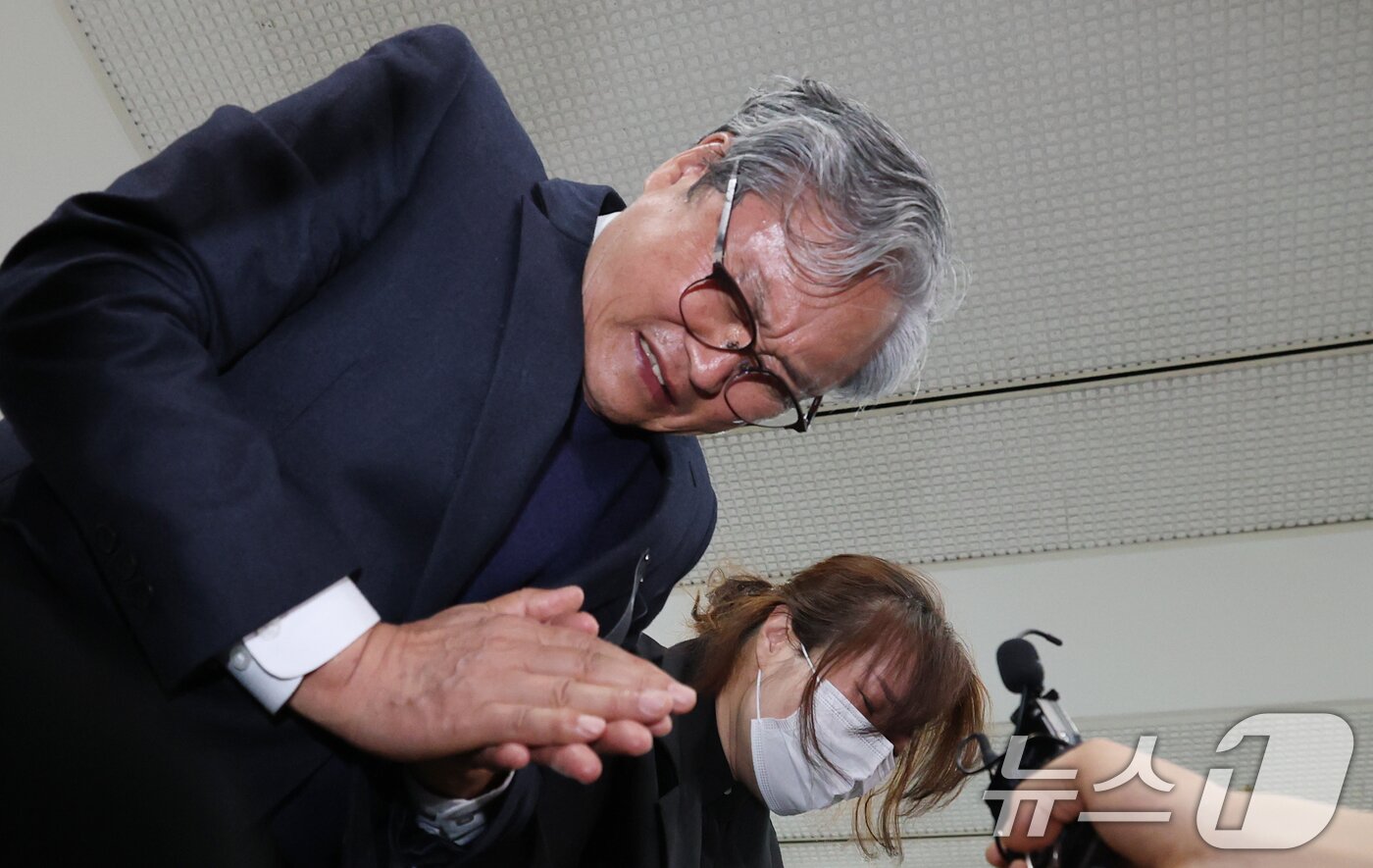 본문 이미지 - 화재로 74명의 사상자가 발생한 안전공업 손주환 대표가 26일 대전시청에 마련된 희생자 합동분향소에서 사과하고 있다. 2026.3.26 ⓒ 뉴스1 김기태 기자