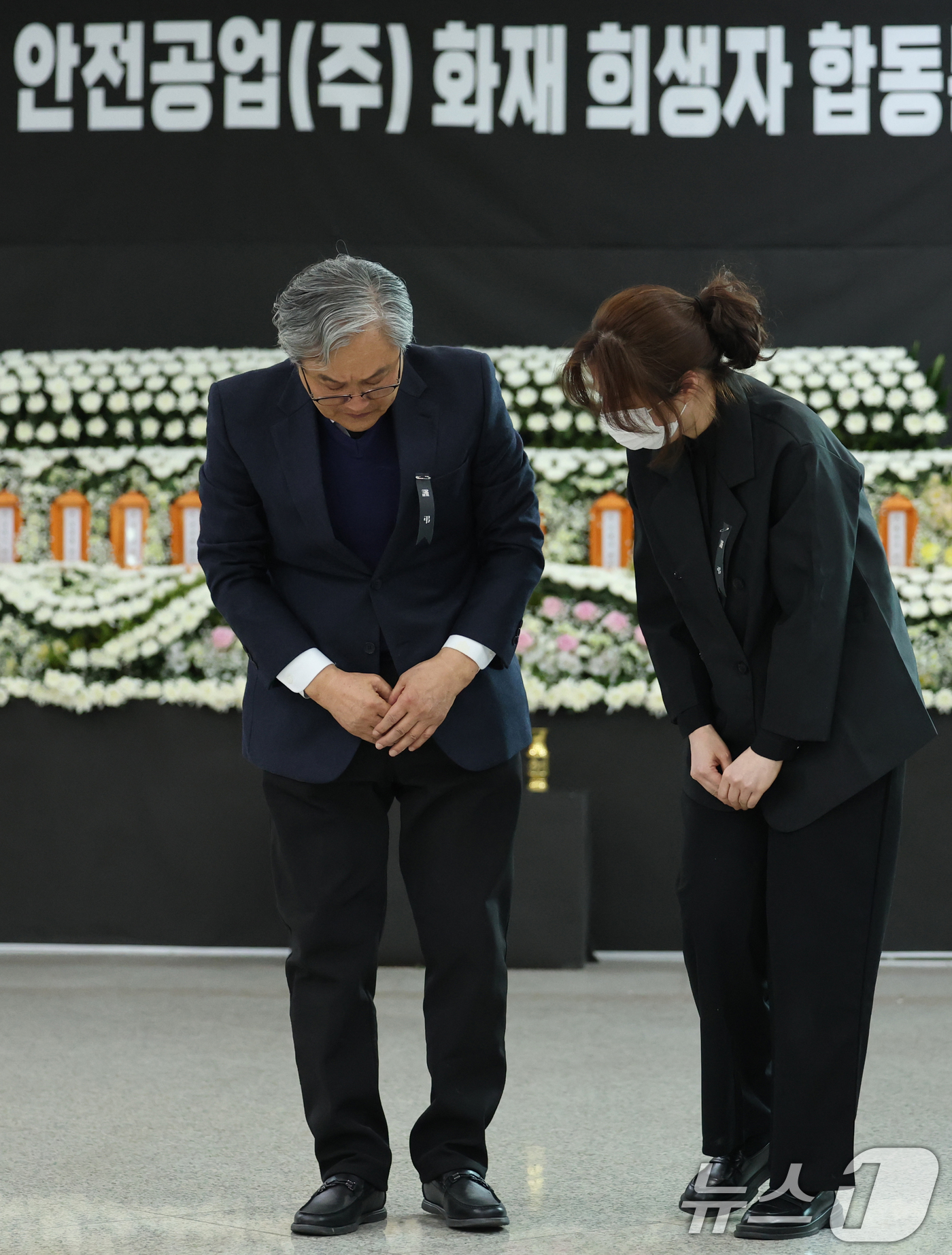 (대전=뉴스1) 김기태 기자 = 화재로 74명의 사상자가 발생한 안전공업 손주환 대표가 26일 대전시청에 마련된 희생자 합동분향소에서 헌화한 뒤 이동하고 있다. 2026.3.26/ …