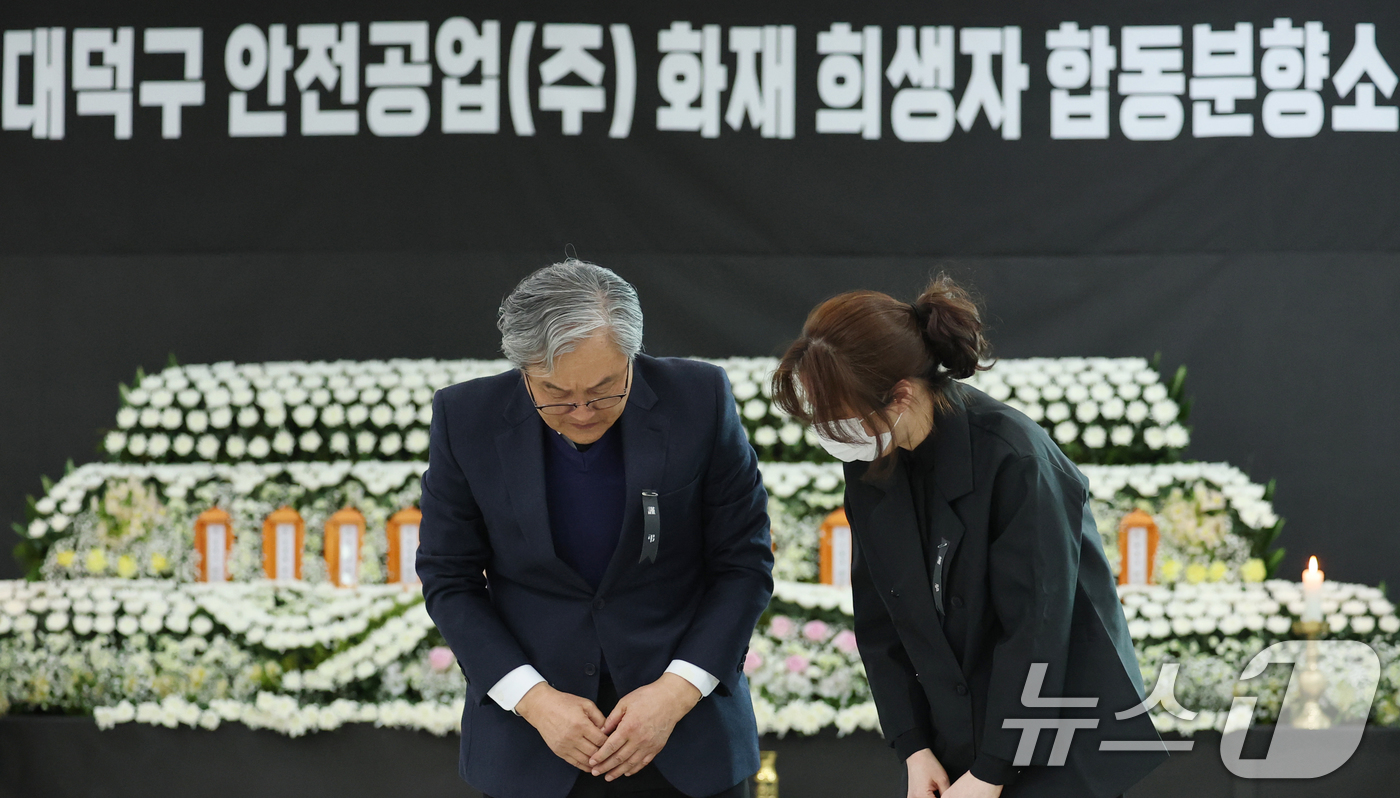 (대전=뉴스1) 김기태 기자 = 화재로 74명의 사상자가 발생한 안전공업 손주환 대표가 26일 대전시청에 마련된 희생자 합동분향소에서 헌화한 뒤 이동하고 있다. 2026.3.26/ …