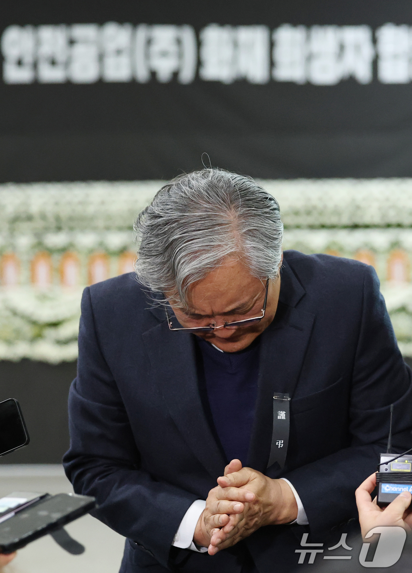 (대전=뉴스1) 김기태 기자 = 화재로 74명의 사상자가 발생한 안전공업 손주환 대표가 26일 대전시청에 마련된 희생자 합동분향소에서 사과하고 있다. 2026.3.26/뉴스1